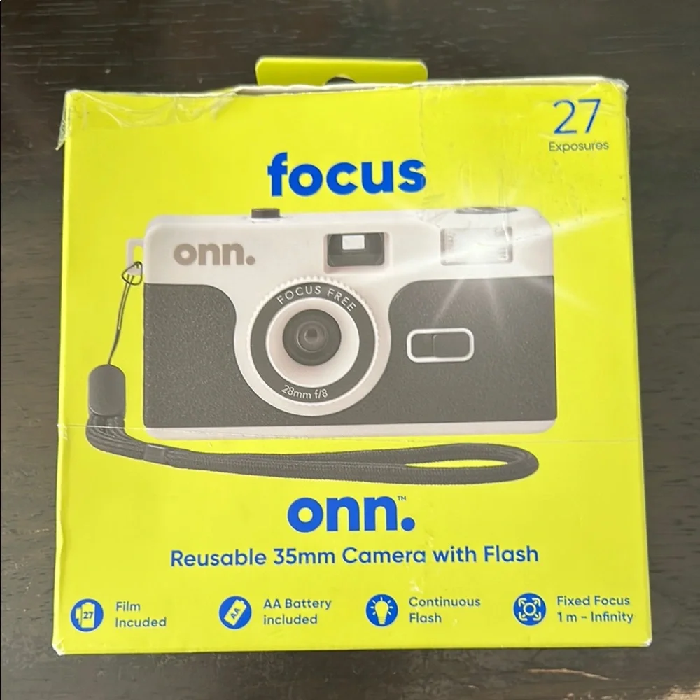Focus Onn. Black and White Reusable 35mm Camera with Flash